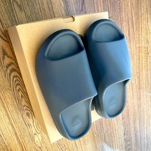 Yeezy slides gray size 8